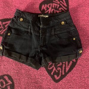 Black high-waisted jeans short.